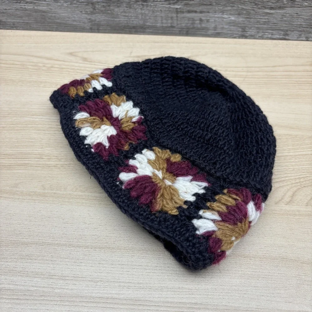 Sherpa Adventure Gear Hat Womens One Size Black Wool Fleece Lined Beanie Crochet